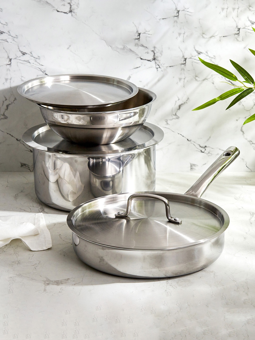 

Home Centre Valeria Carin Stainless Steel Tasla With Lid 2L, Silver
