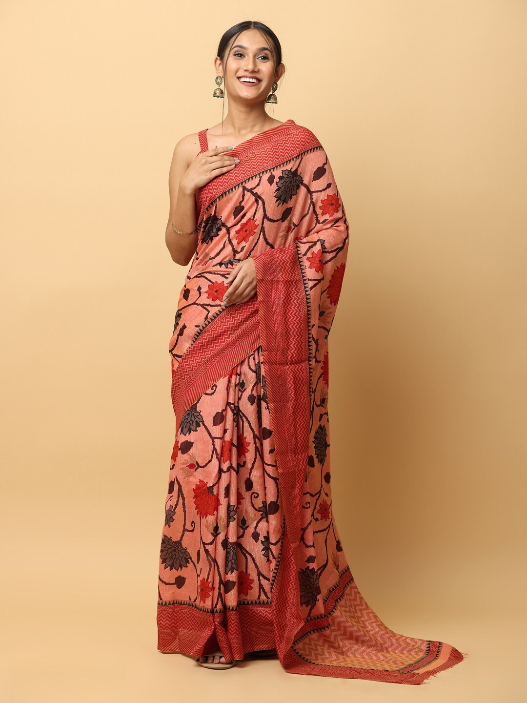 

VASTRANAND Floral Printed Saree, Orange