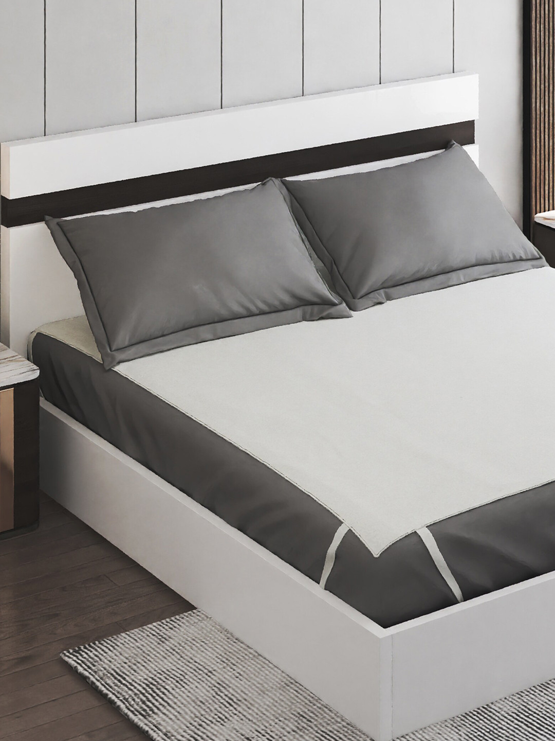 

Home Centre White Waterproof Queen Mattress Protector
