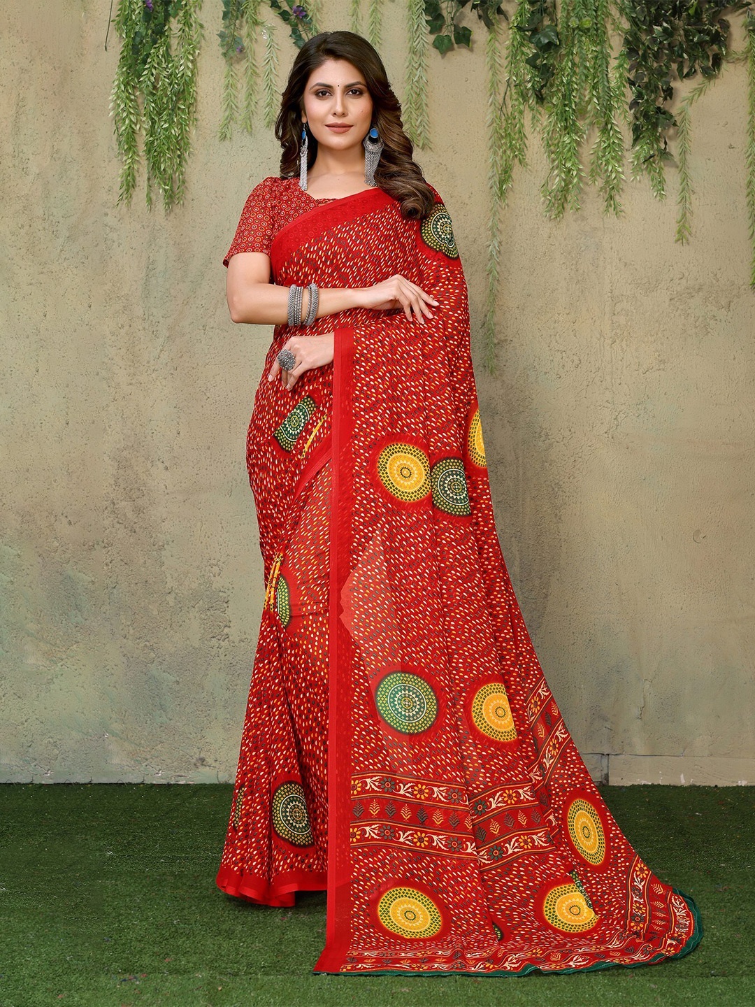 

Yashika Ethnic Motifs Printed Saree, Red