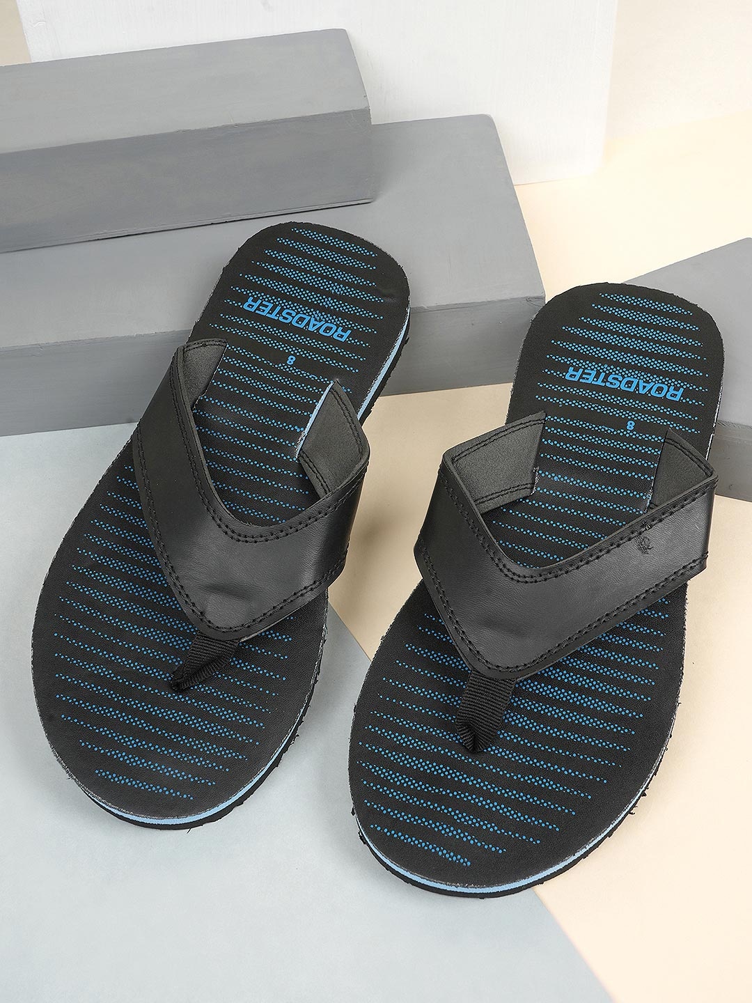 

The Roadster Lifestyle Co. Men Printed Lightweight Thong Flip Flops, Black