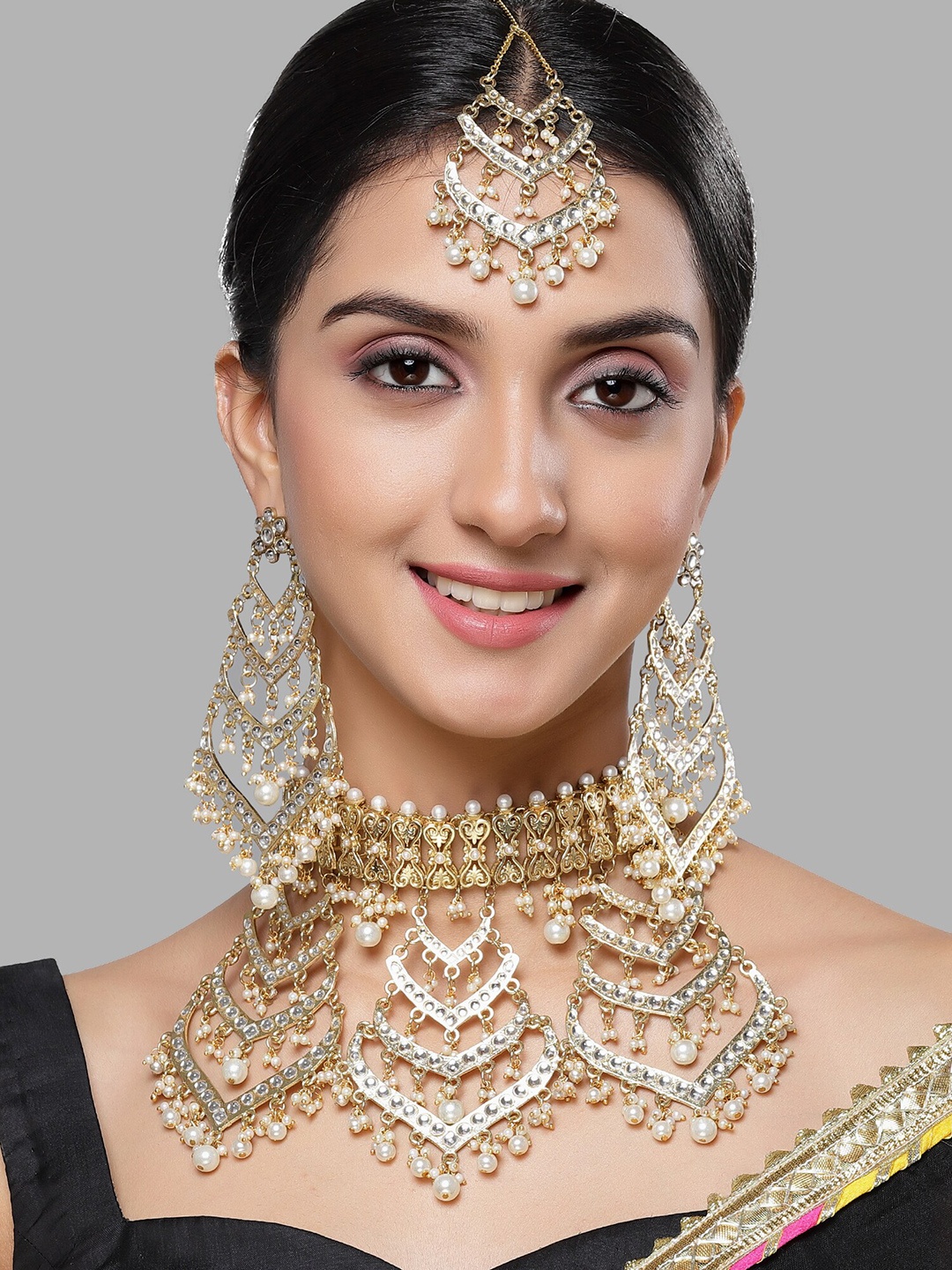 

KARATCART Gold-Plated Kundan-Studded & Pearl Beaded Necklace With Earrings & Maang Tikka