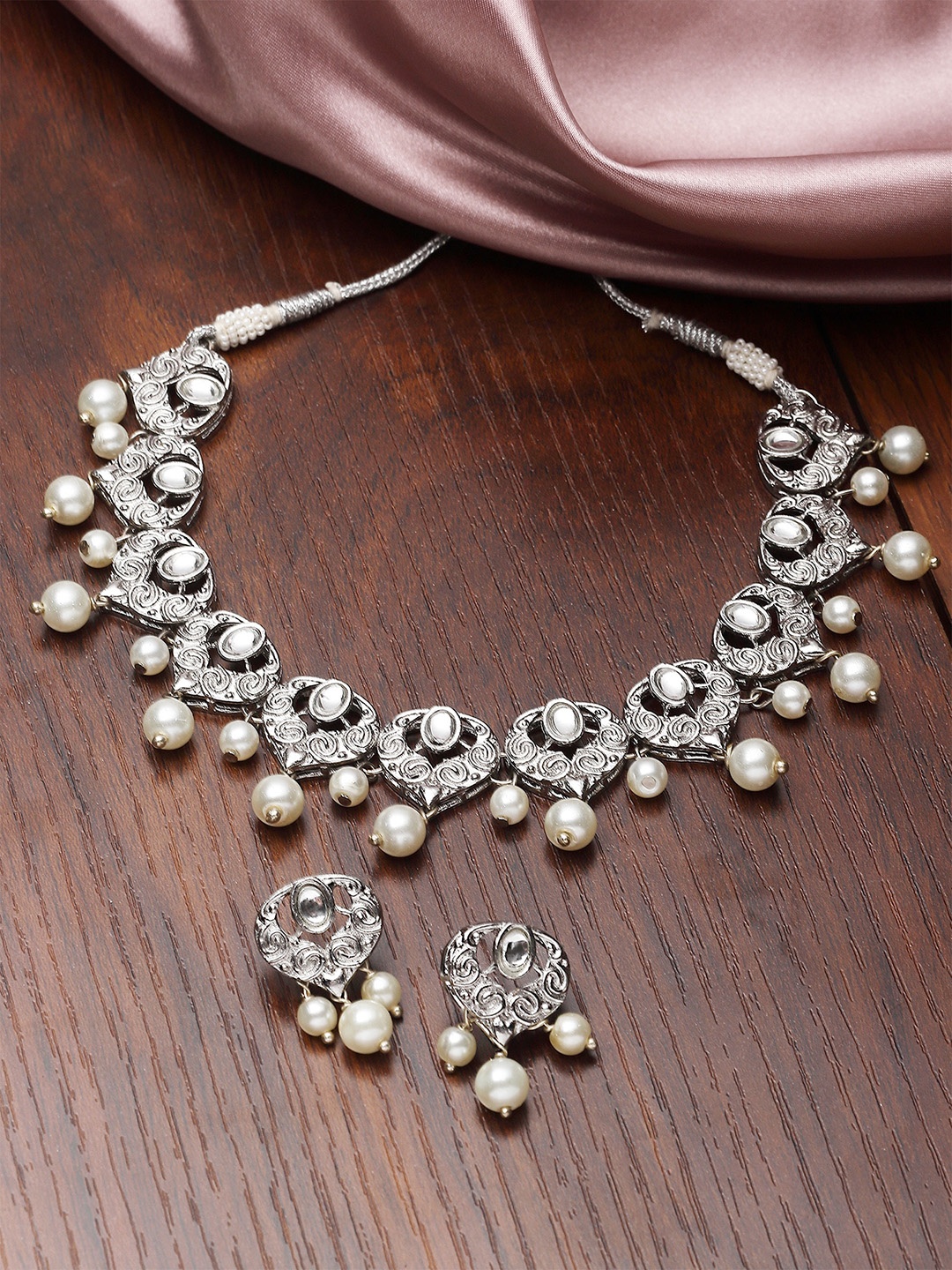 

KARATCART Silver-Plated Kundan-Studded & Pearl-Beaded Necklace & Earrings