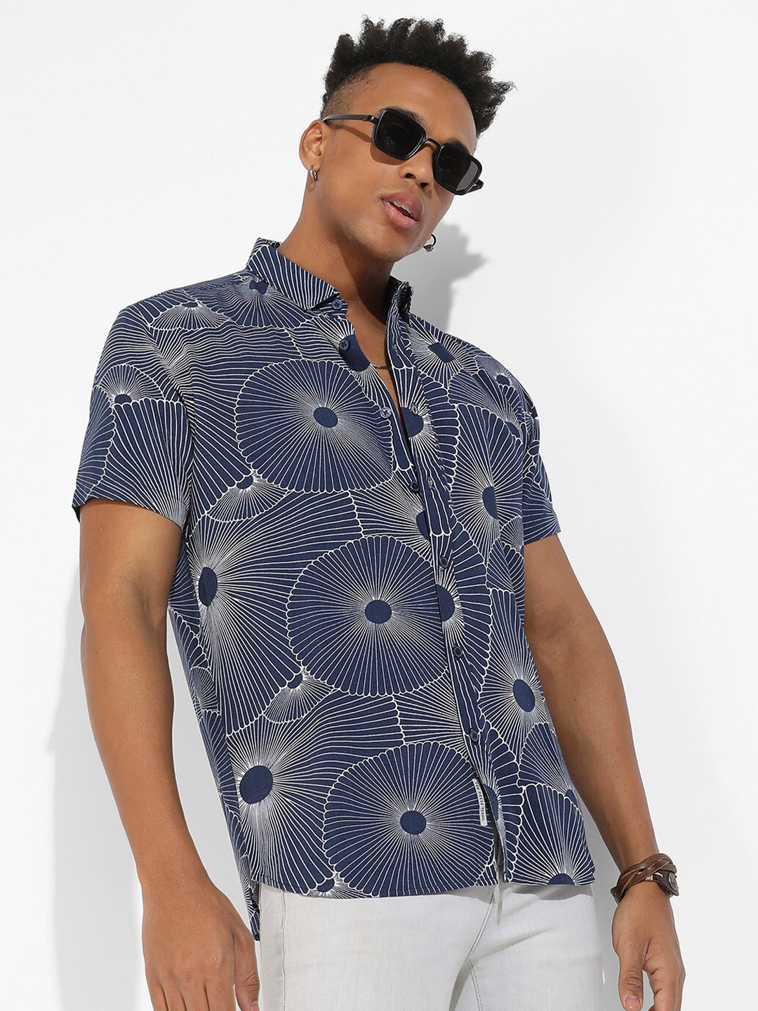 

Campus Sutra Conversational Printed Classic Regular Fit Opaque Casual Shirt, Navy blue