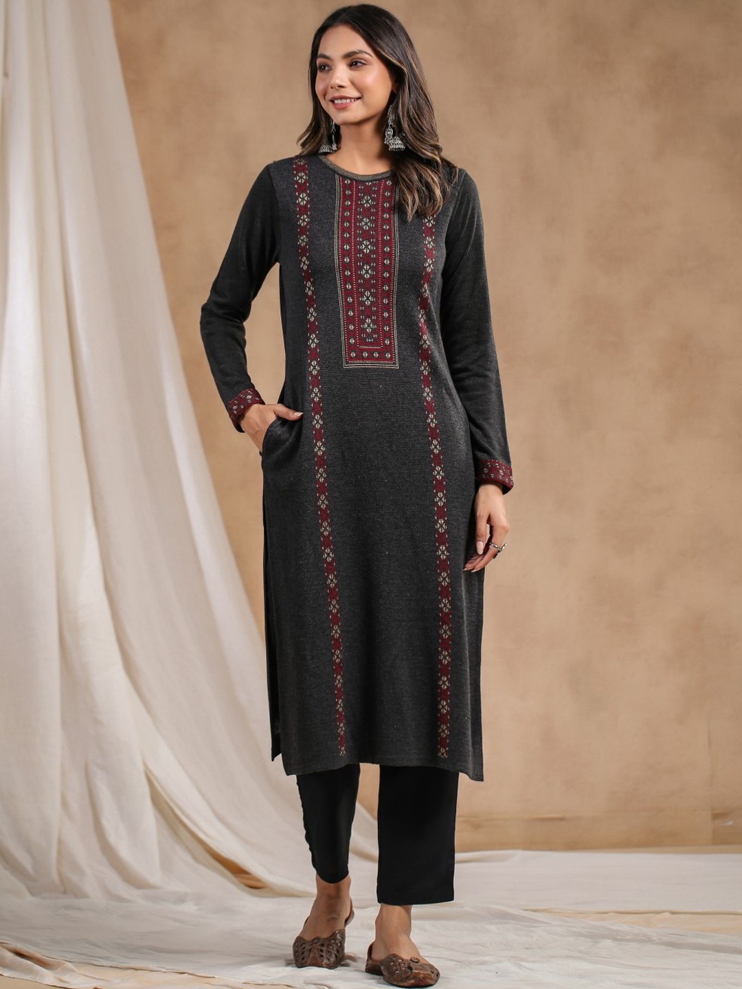 

Ishin Women Charcoal & Maroon Ethnic Motifs Woven Design Straight Jacquard Kurta