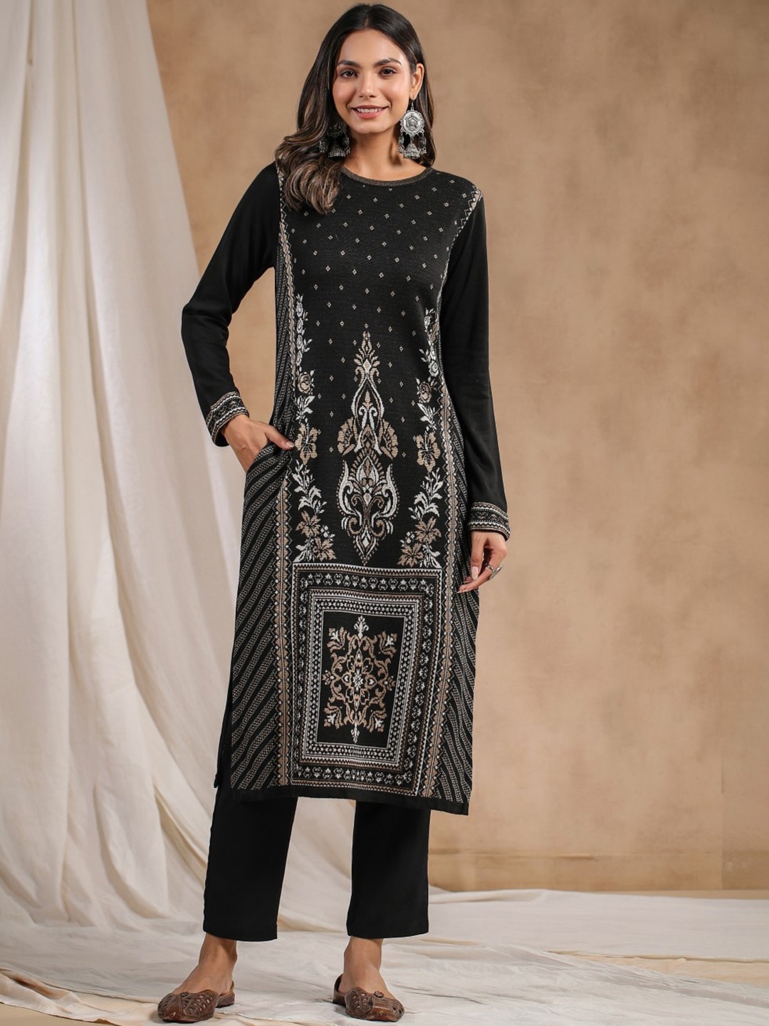 

Ishin Women Black Ethnic Motifs Woven Design Jacquard Straight Kurta