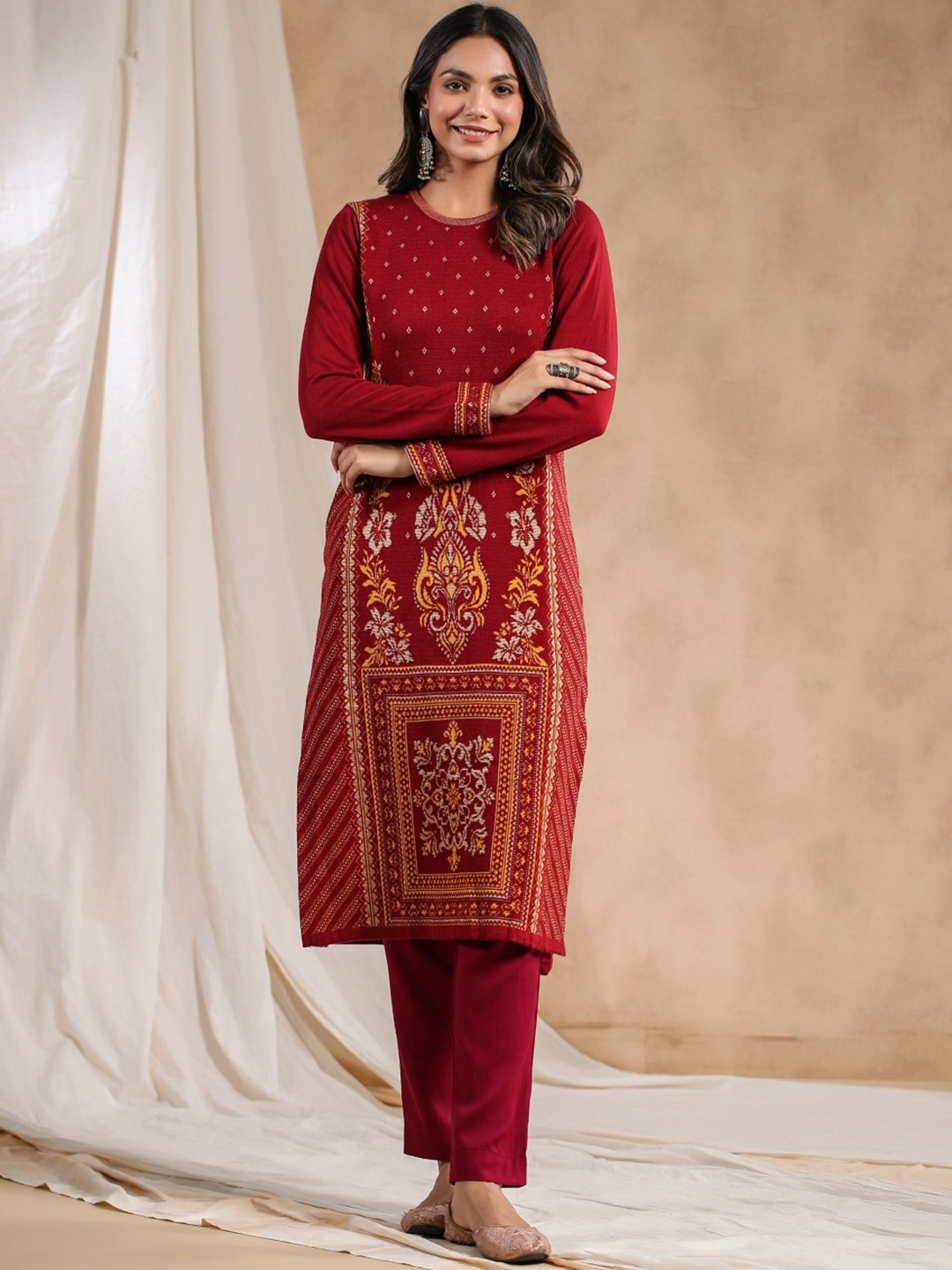 

Ishin Ethnic Motifs Woven Design Straight Jacquard Kurta, Maroon