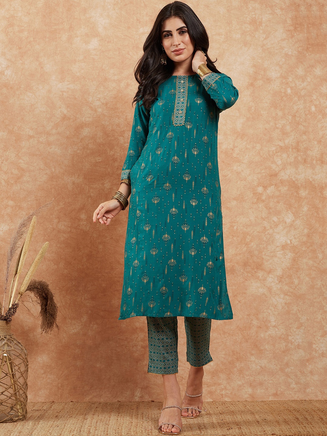 

Sangria Green Ethnic Motifs Printed Straight Gotta Patti Kurta With Trouser