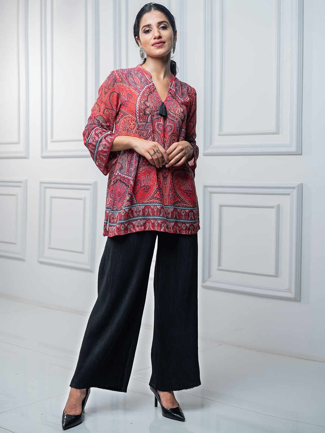 

INCHING INDIA Printed V-Neck Tunic With Pleated Trousers, Red