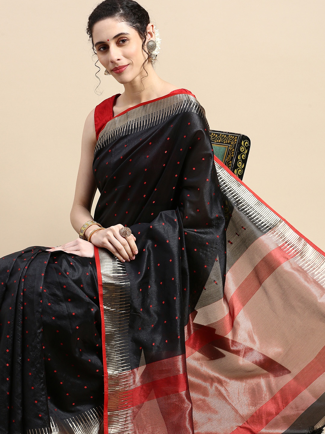 

VISHNU WEAVES Woven Design Zari Silk Blend Saree, Black