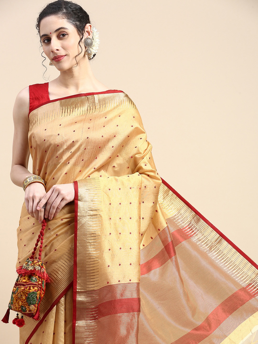 

VISHNU WEAVES Woven Design Zari Silk Blend Saree, Beige