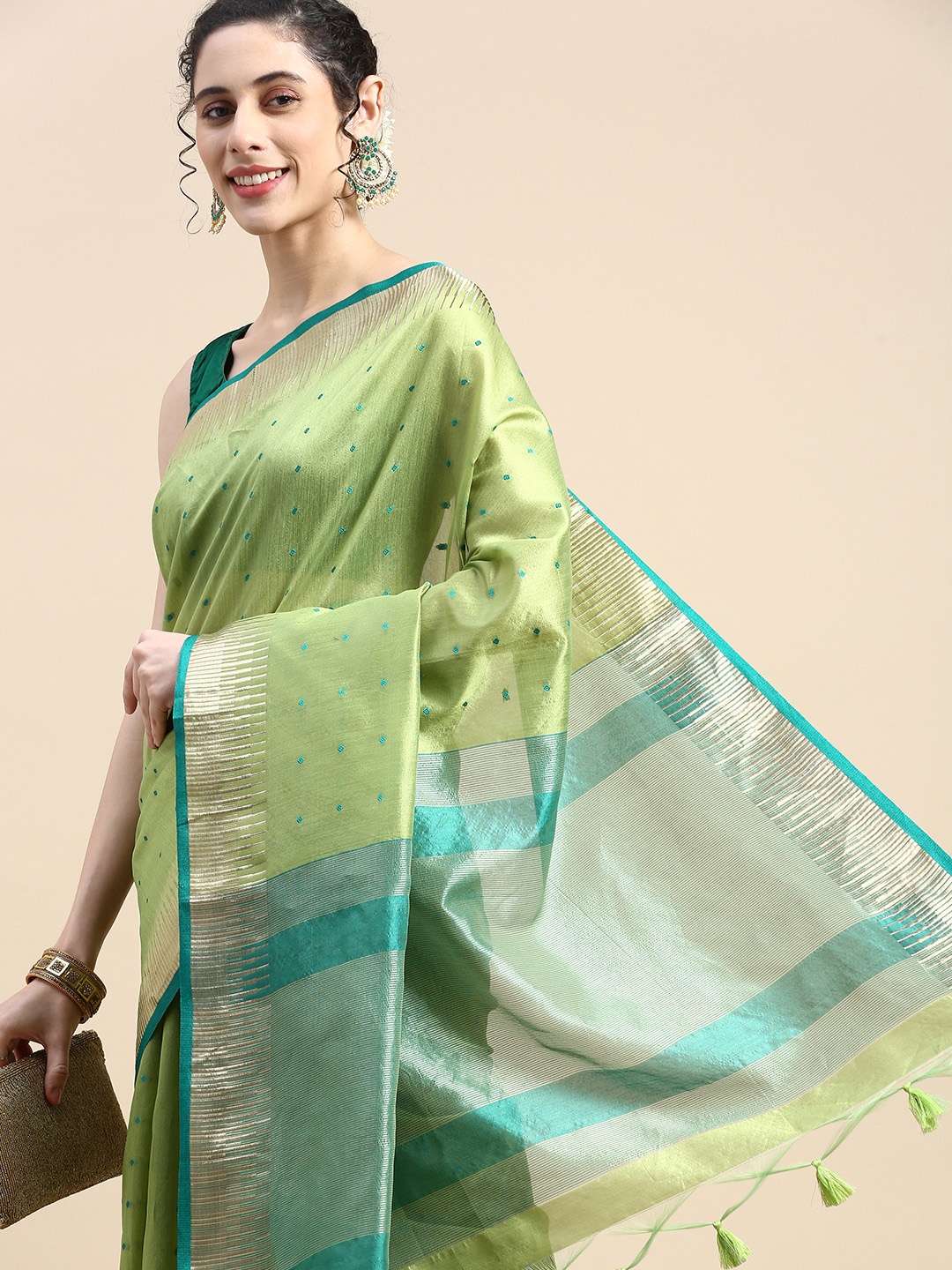 

VISHNU WEAVES Woven Design Zari Silk Blend Saree, Green