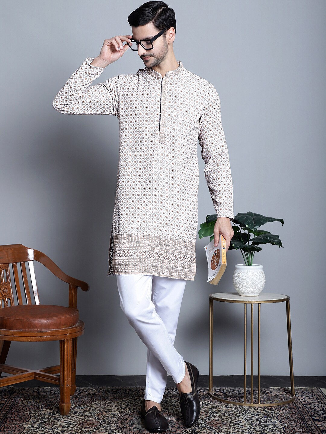 

Jompers Floral Embroidered Mandarin Collar Regular Kurta with Pyjamas, White