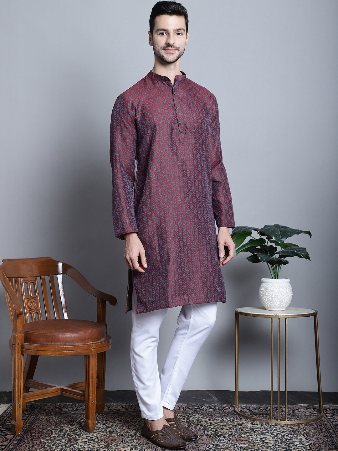

Jompers Ethnic Motif Woven Design Regular Kurta With Pyjamas, Maroon