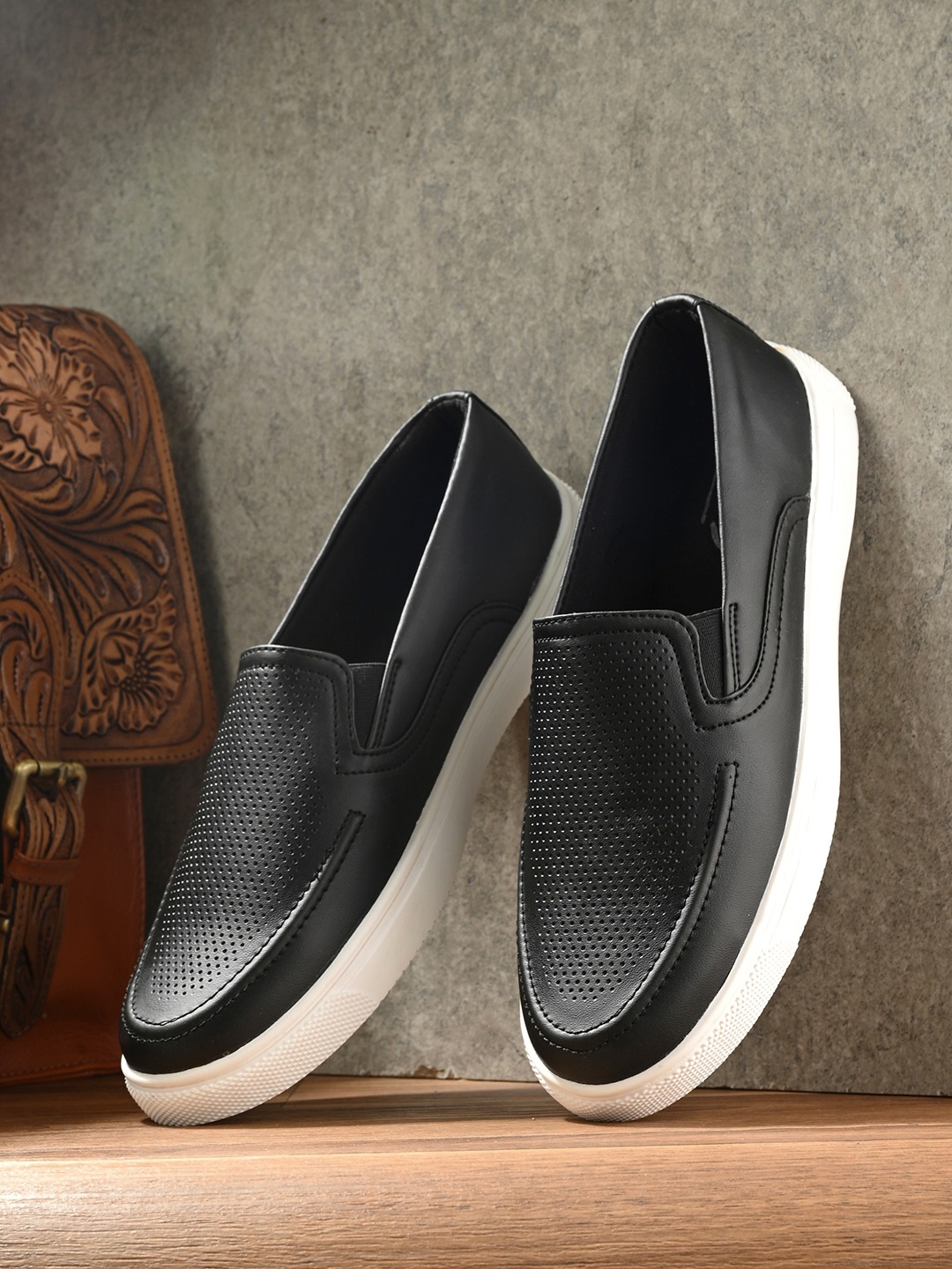 

knoos Men Textured Lightweight Slip-On Sneakers, Black