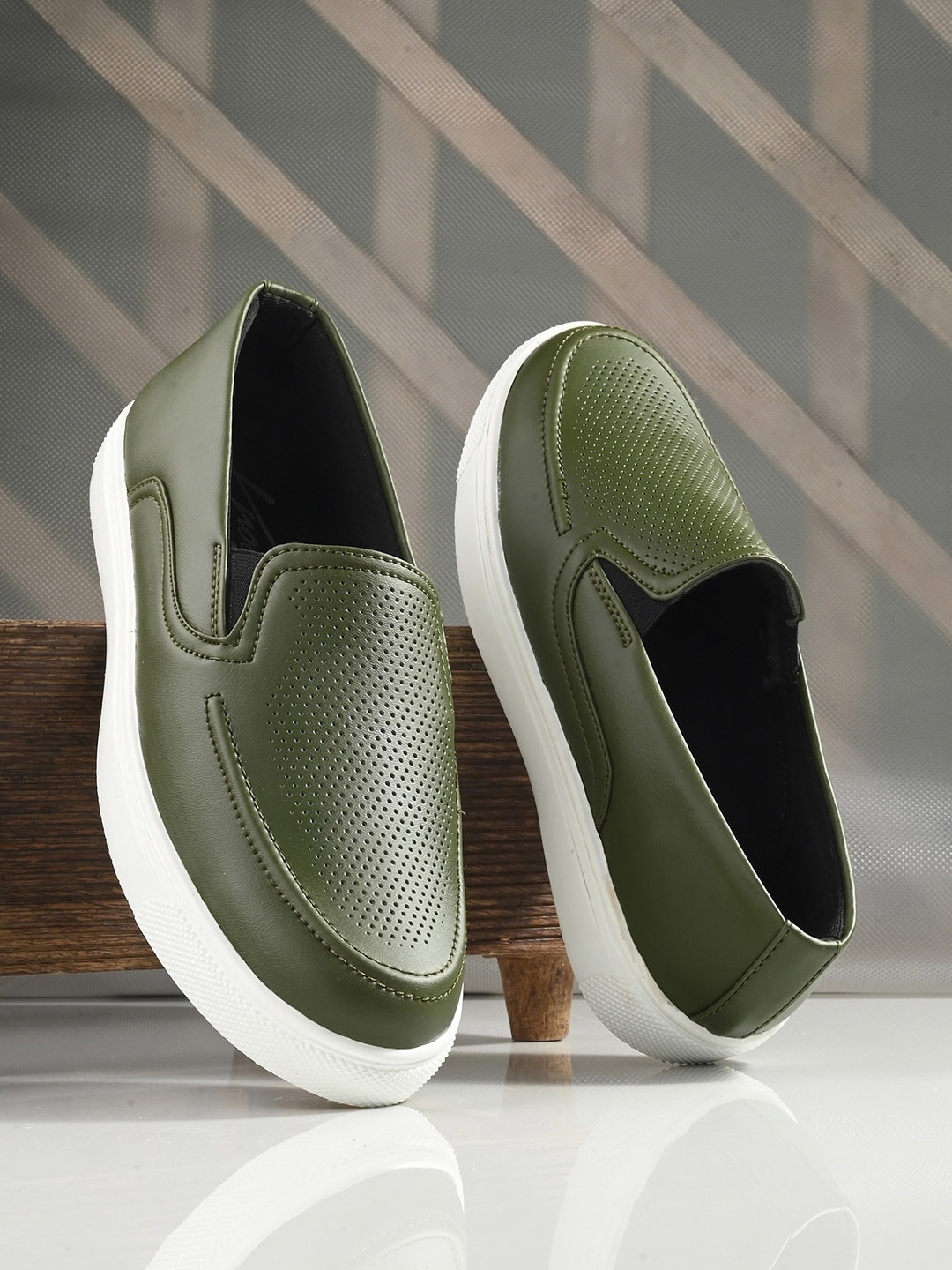 

knoos Men Perforations Lightweight Comfort Insole Slip-On Sneakers, Green