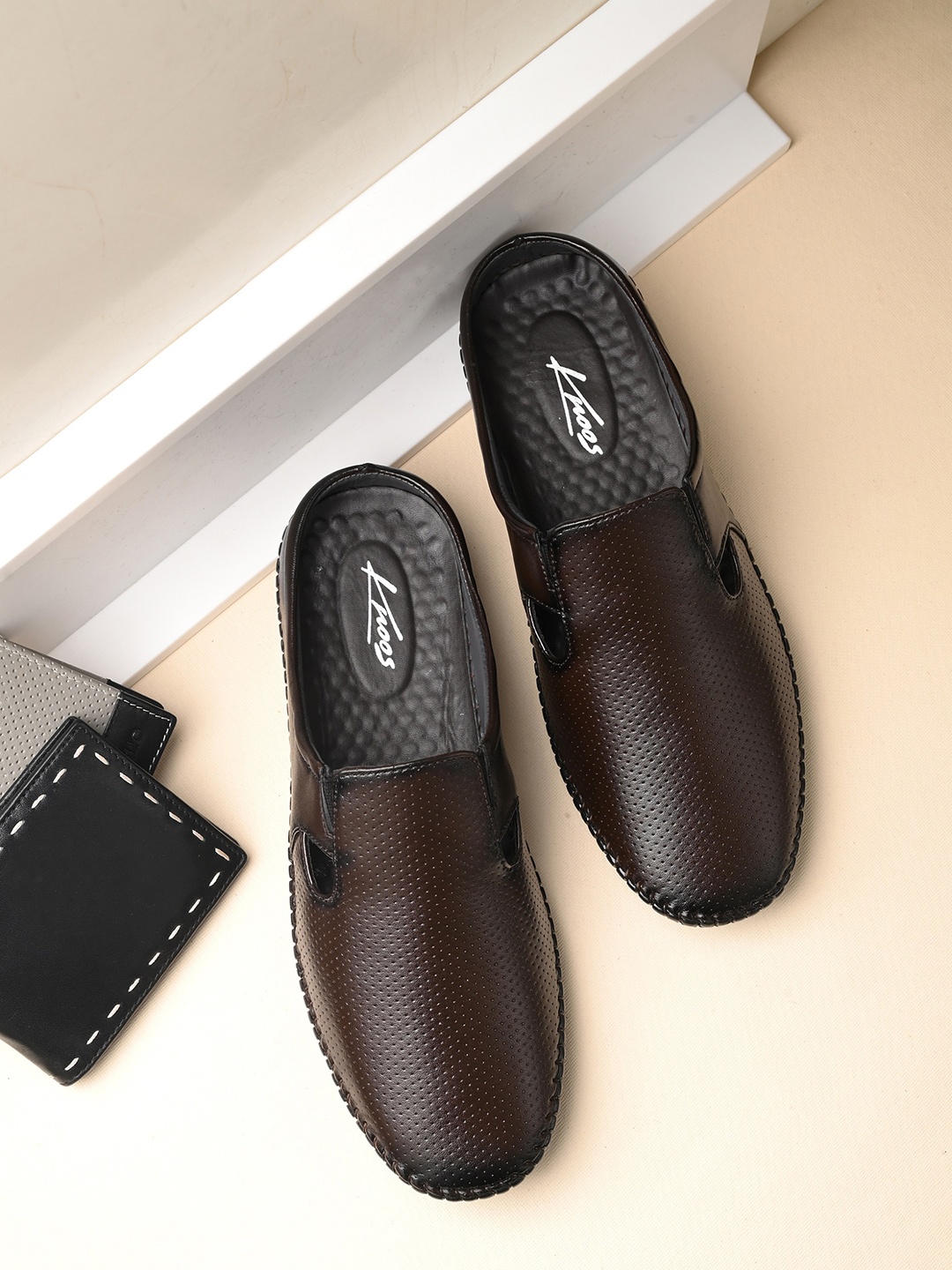 

knoos Men Perforations Lightweight Comfort Insole Clogs, Brown