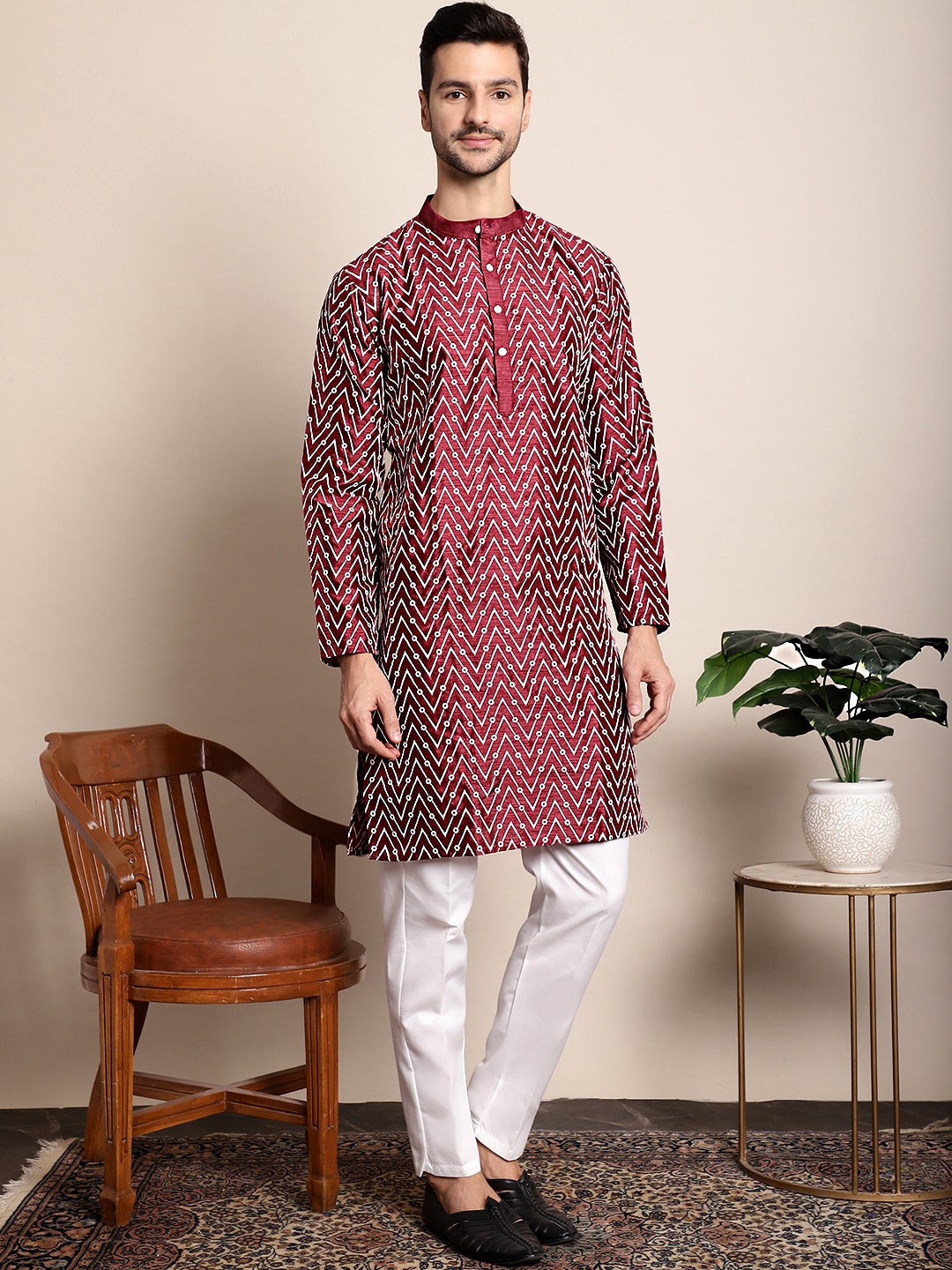 

Anouk Geometric Embroidered Mandarin Collar Jacquard Weave Silk Cotton Straight Kurta, Maroon