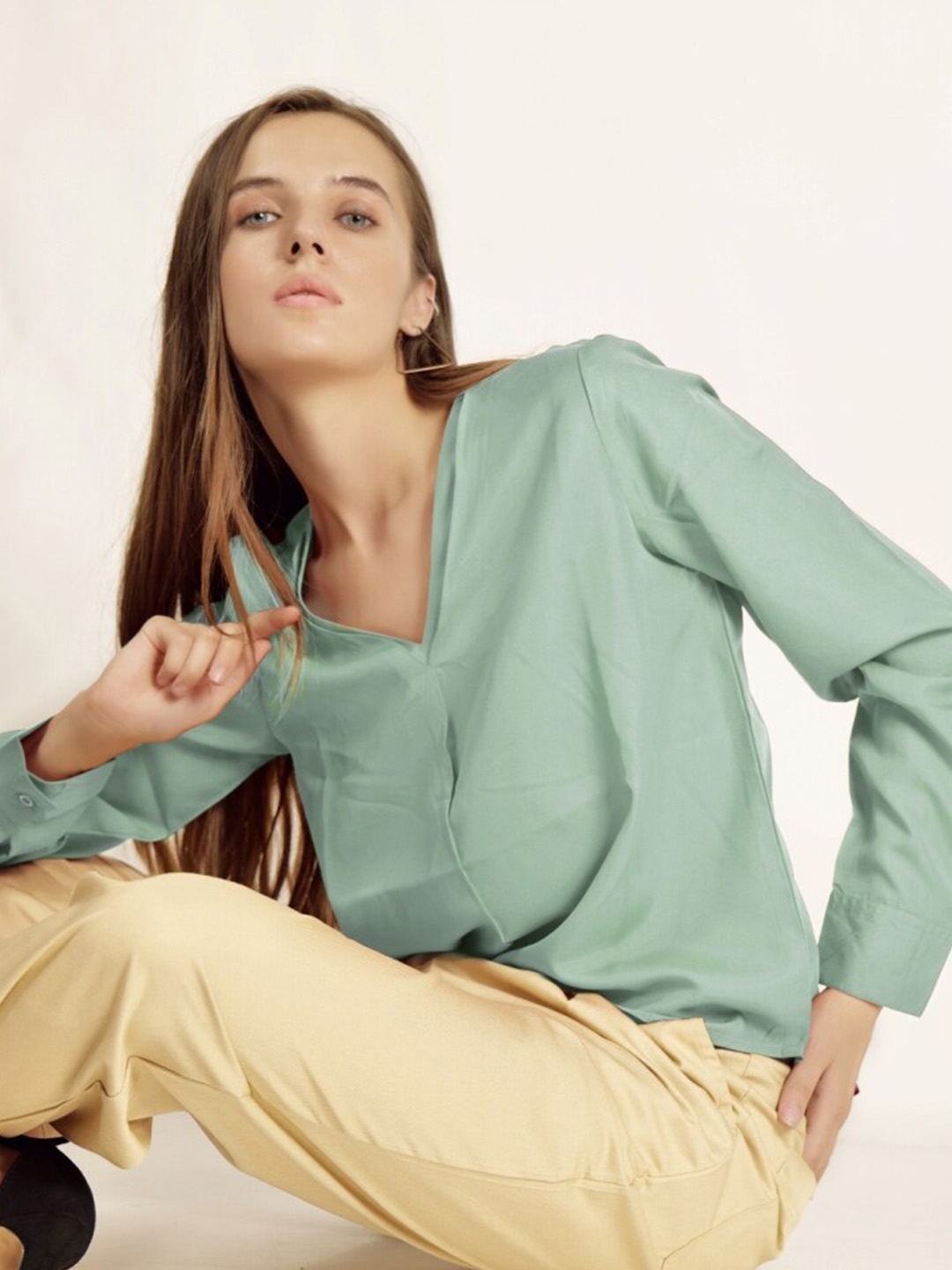 

INVICTUS V-Neck Cuffed Sleeves Top, Green