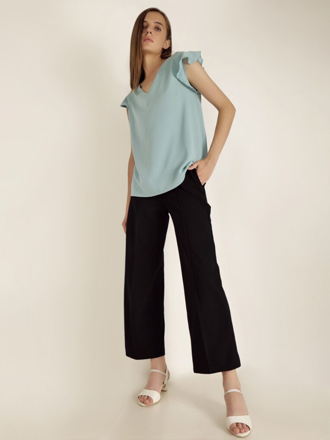 

INVICTUS Flutter Sleeves Top, Blue