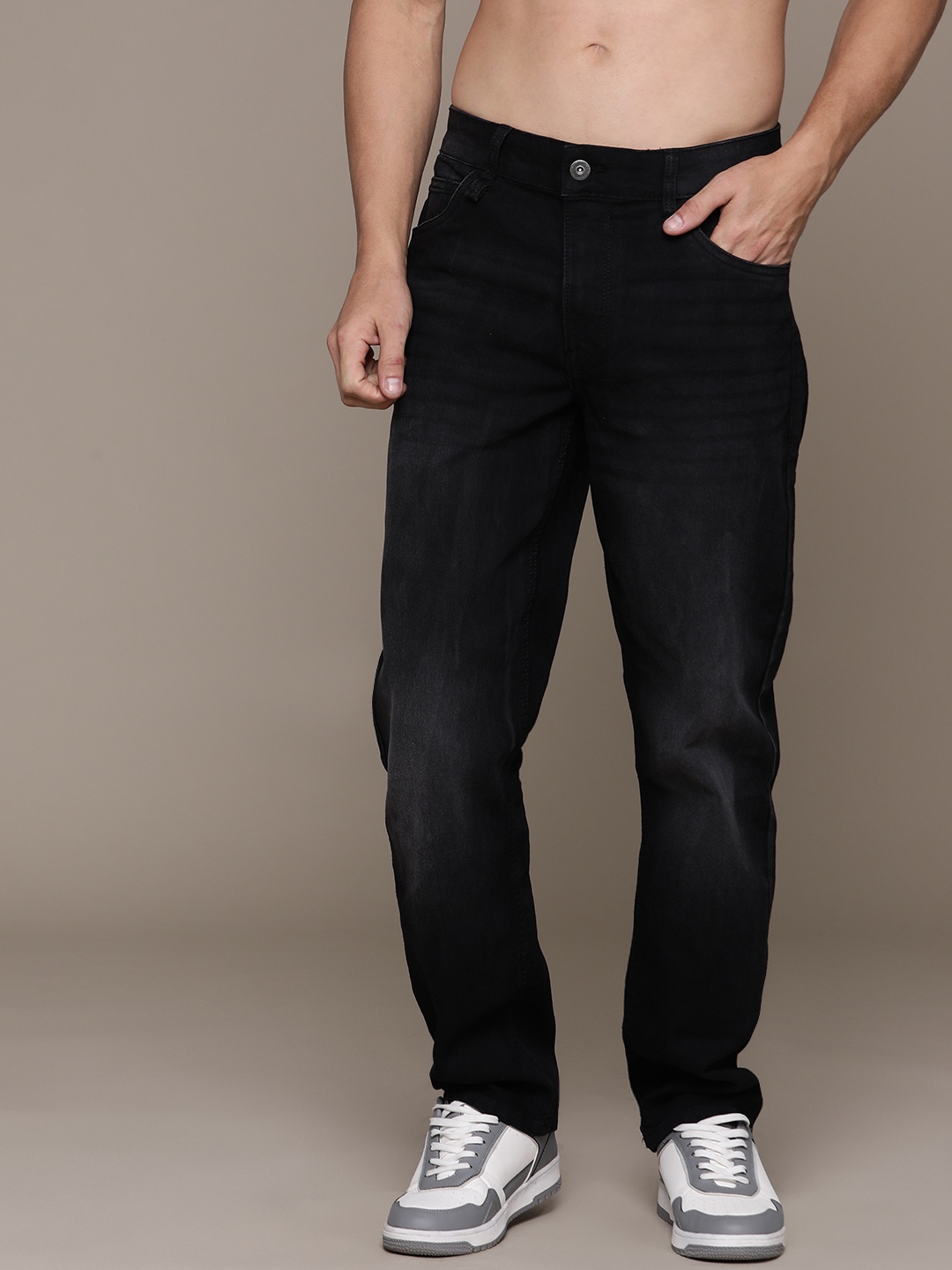 

Roadster The Lifestyle Co. Men Straight Fit Light Fade Stretchable Jeans, Black