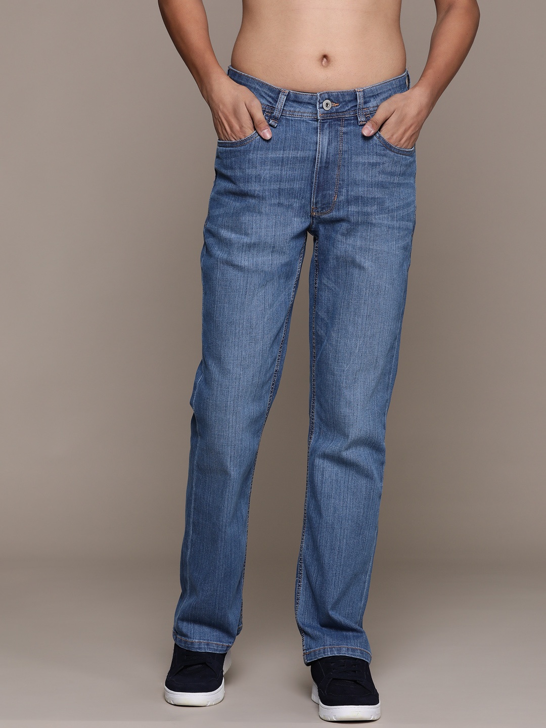 

Roadster The Lifestyle Co. Men Bootcut Light Fade Stretchable Jeans, Blue