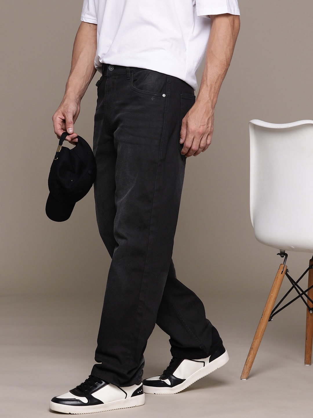

The Roadster Lifestyle Co. Men Light Fade Stretchable Straight Fit Jeans, Black
