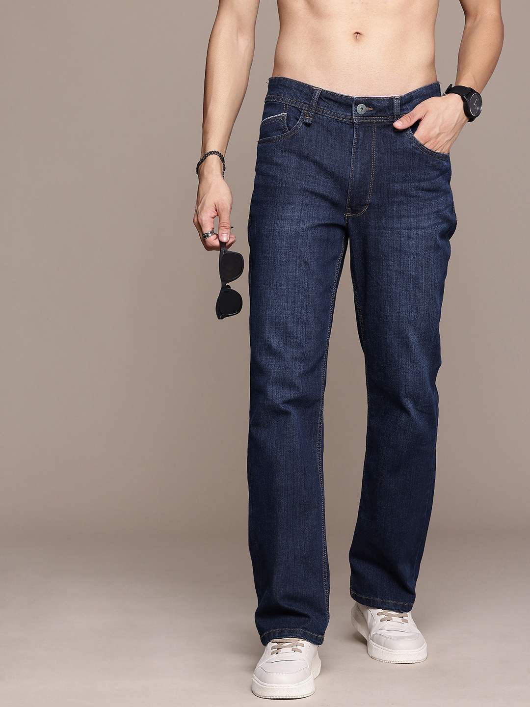 

The Roadster Life Co. Men Bootcut Light Fade Stretchable Jeans, Blue