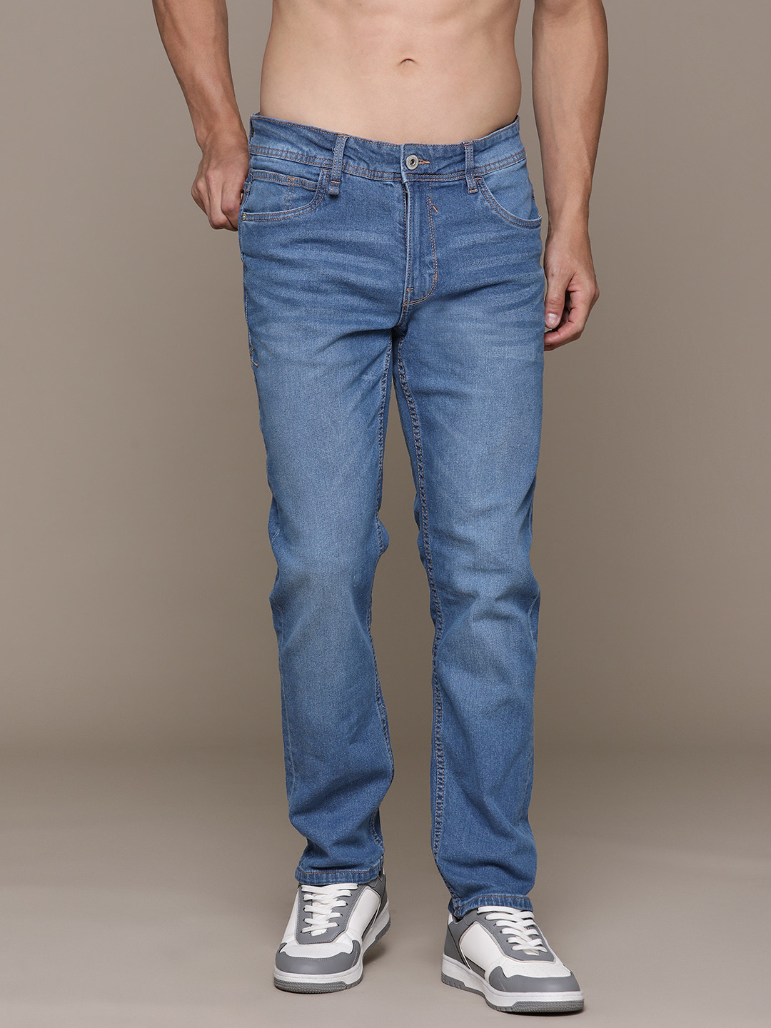 

Roadster The Lifestyle Co. Men Slim Fit Light Fade Stretchable Jeans, Blue