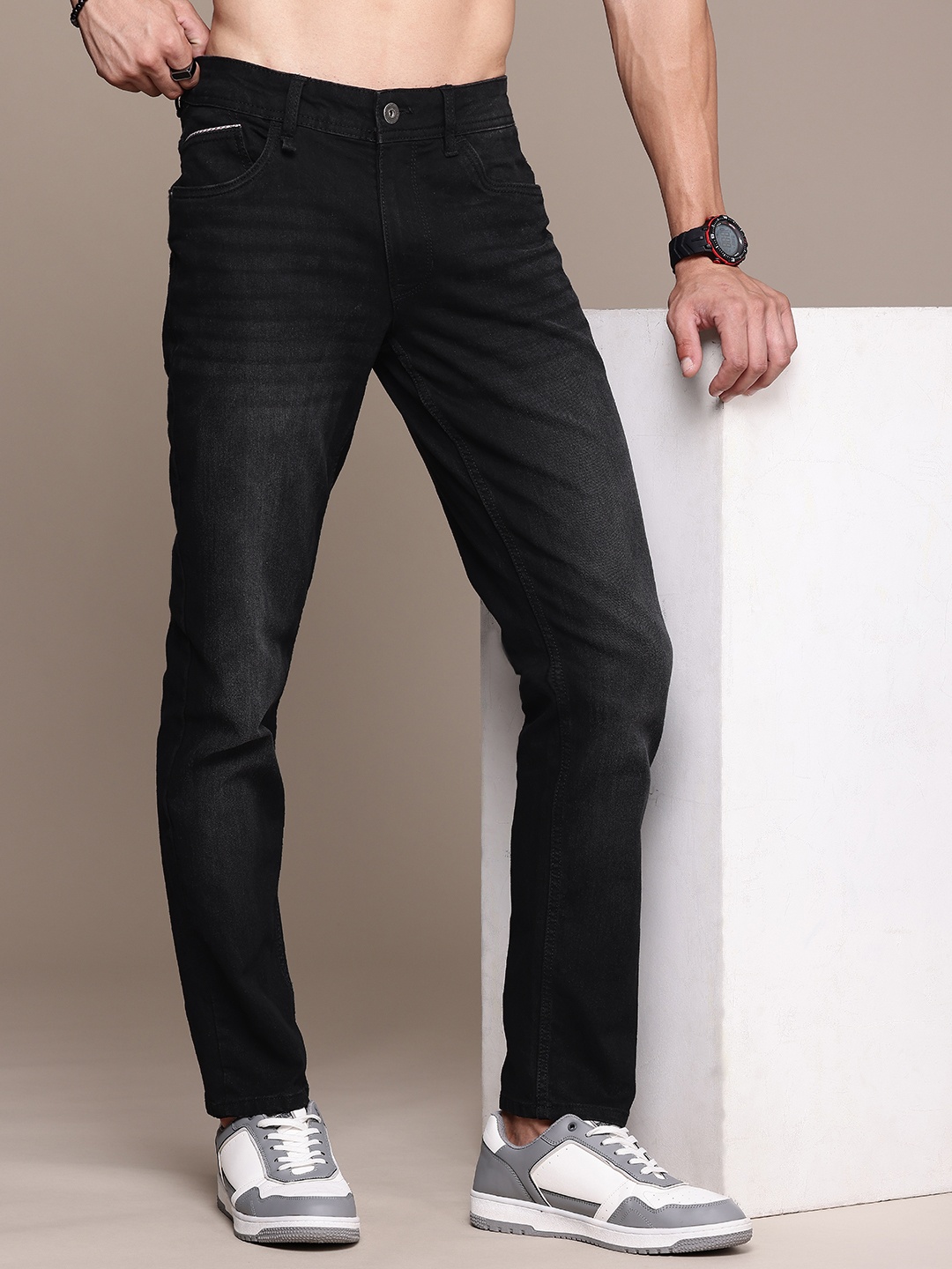 

The Roadster Life Co. Men Slim Fit Light Fade Stretchable Jeans, Black