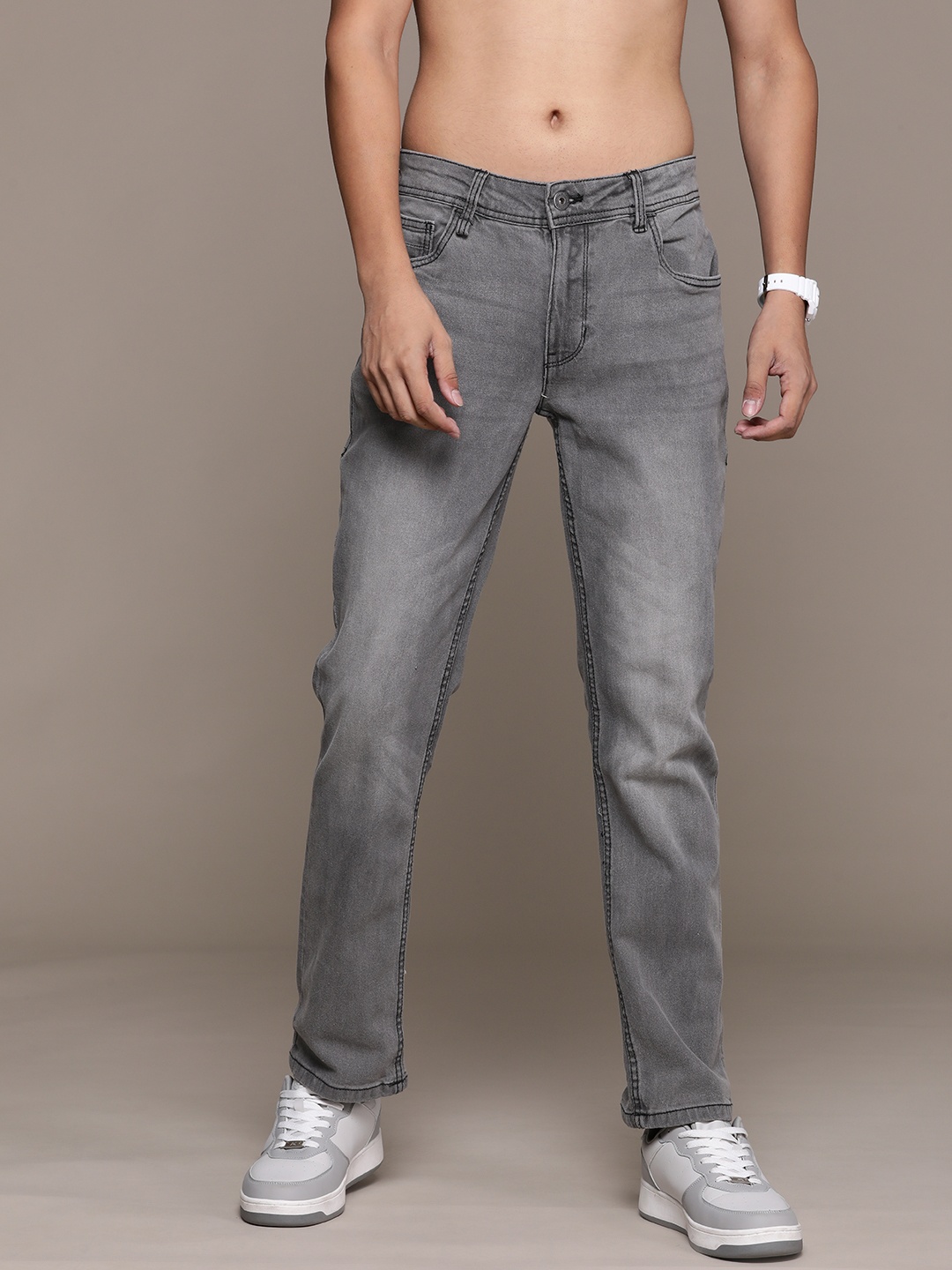

The Roadster Lifestyle Co. Men Slim Fit Light Fade Jeans, Grey