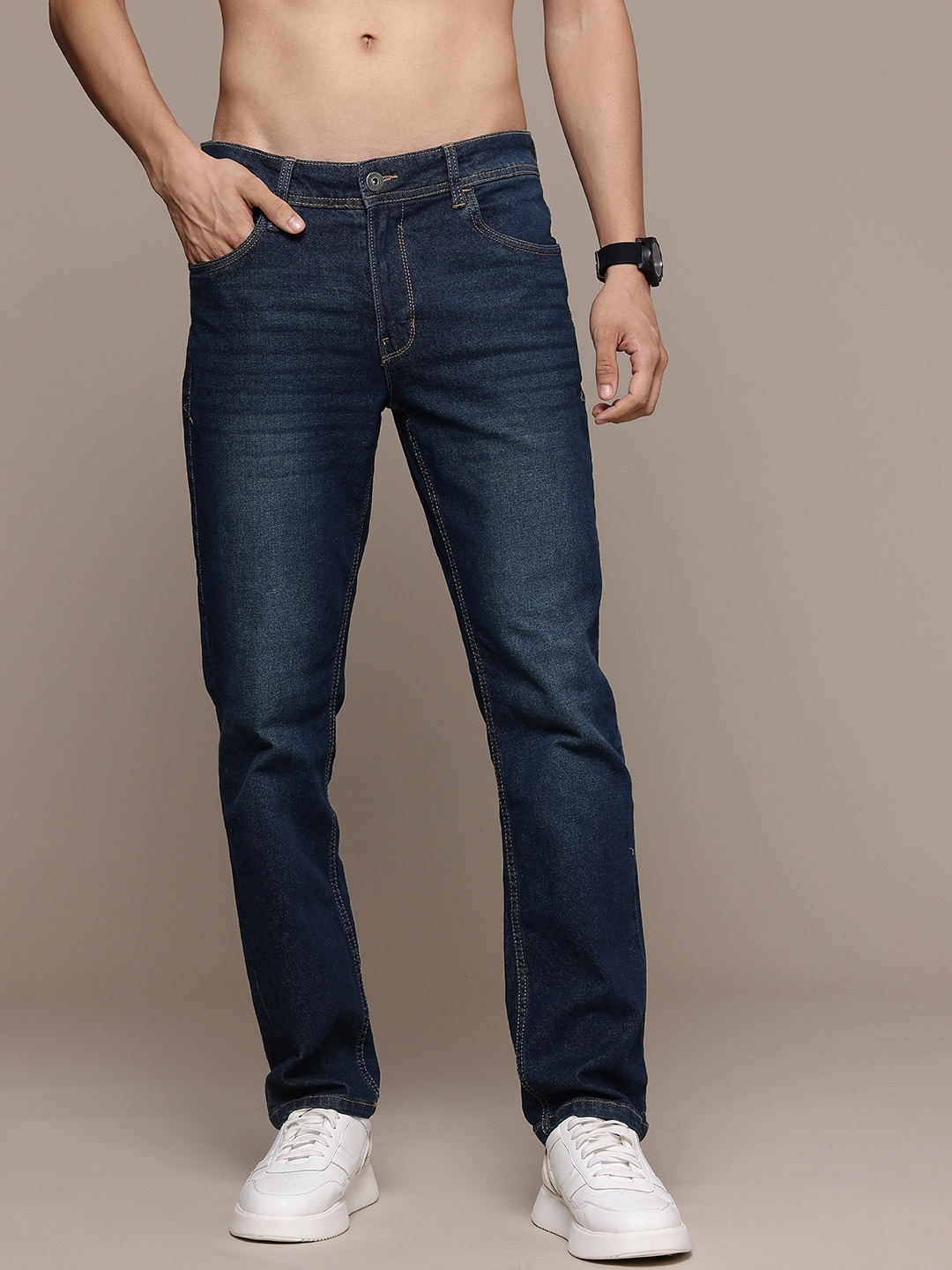 

The Roadster Life Co. Men Slim Fit Light Fade Stretchable Jeans, Blue