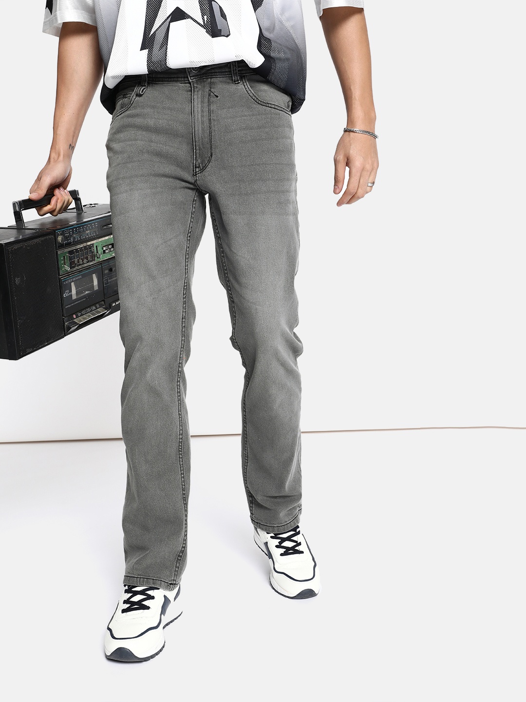 

The Roadster Lifestyle Co. Men Straight Fit Light Fade Stretchable Jeans, Grey