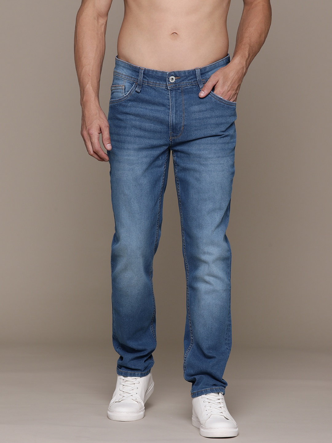 

The Roadster Lifestyle Co. Men Slim Fit Light Fade Jeans, Blue