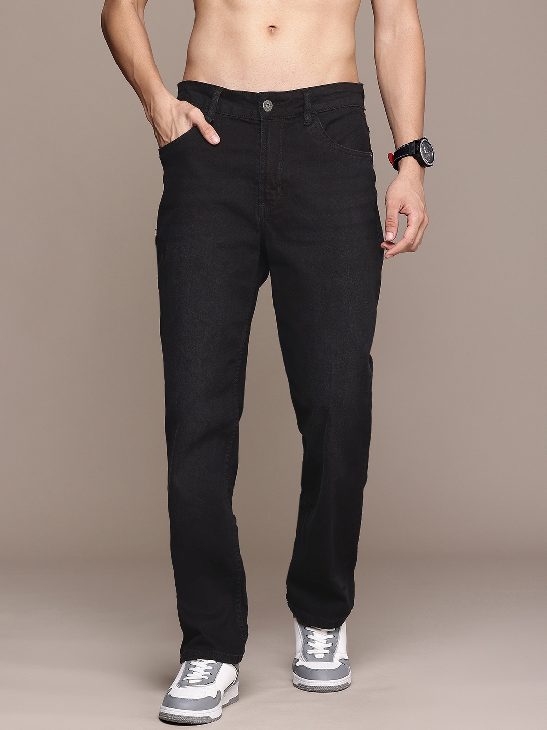 

The Roadster Life Co. Men Straight Fit Light Fade Stretchable Jeans, Black