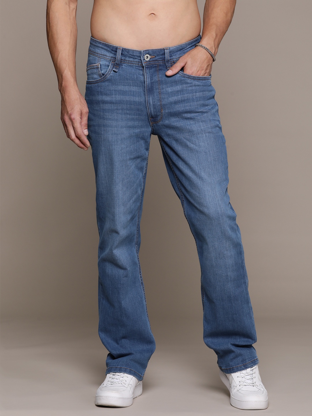 

The Roadster Lifestyle Co. Men Bootcut Light Fade Jeans, Blue