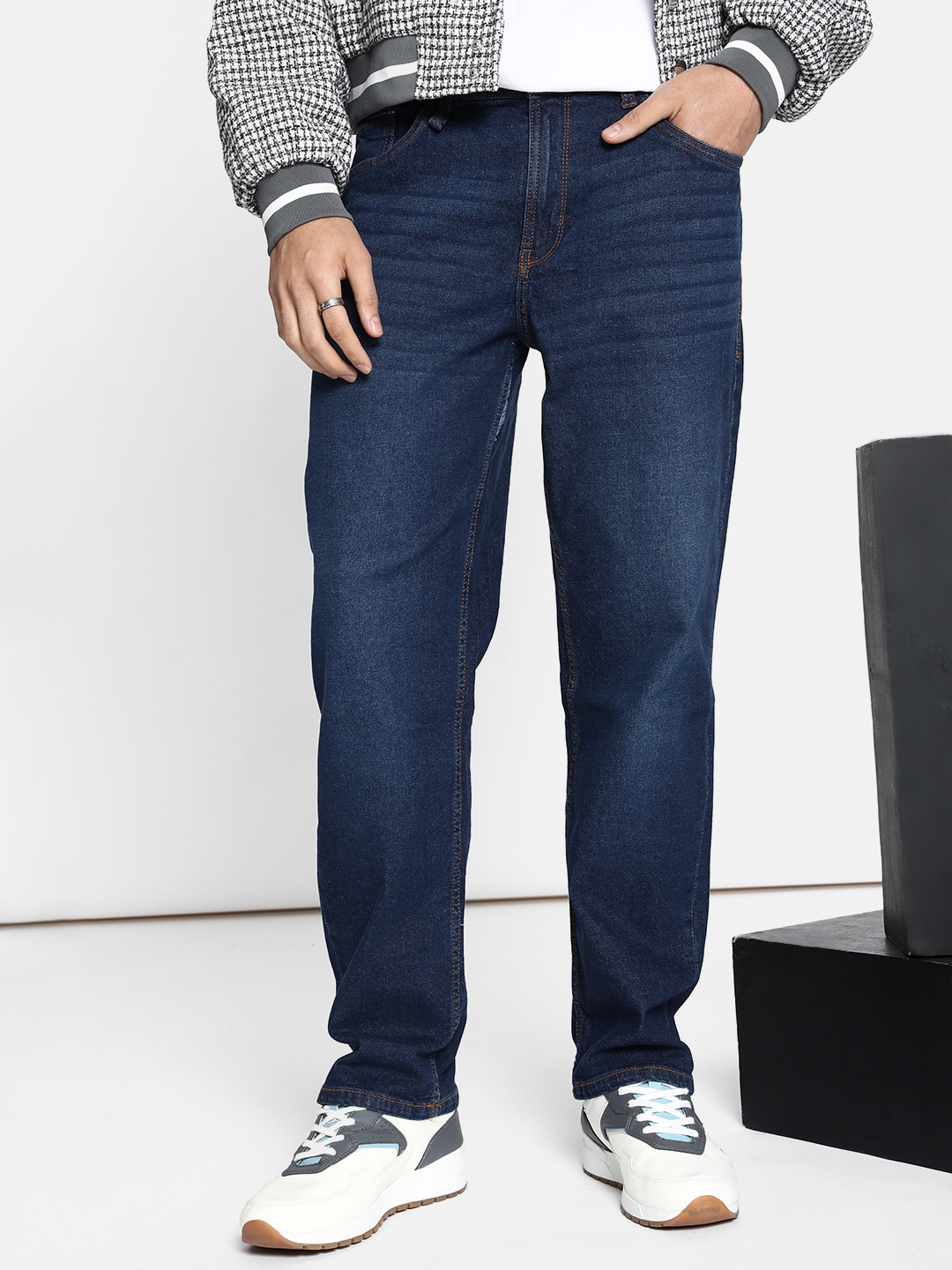 

Roadster Men Straight Fit Mid-Rise Low Distress Light Fade Stretchable Jeans, Blue