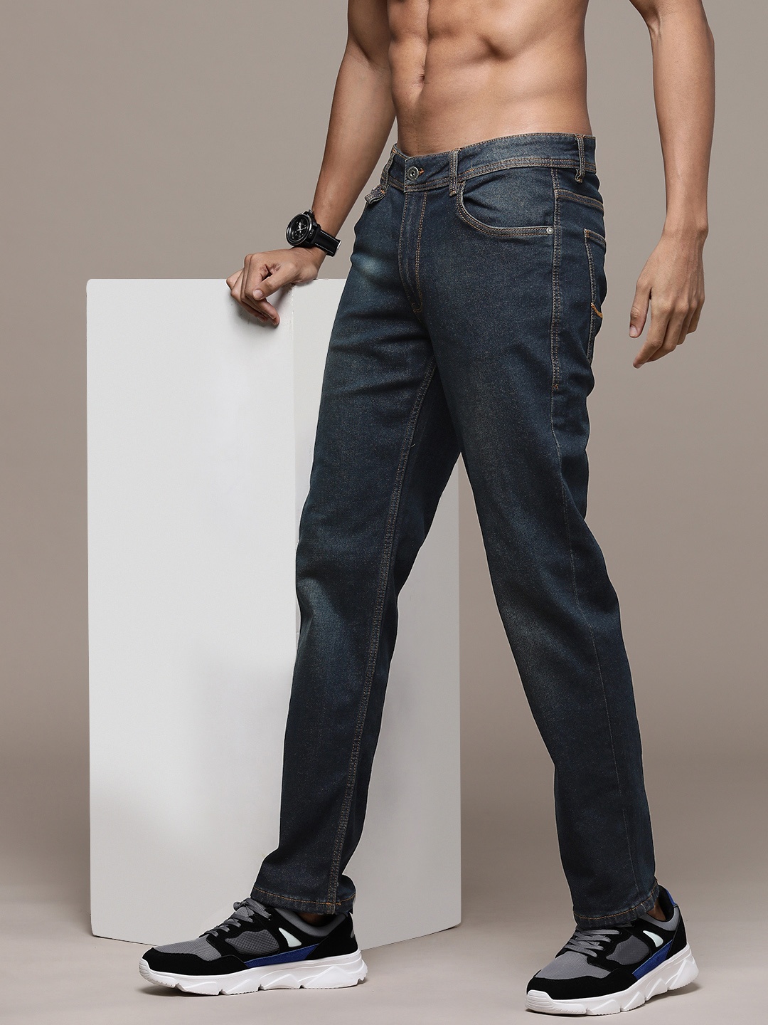 

The Roadster Life Co. Men Light Fade Stretchable Jeans, Blue