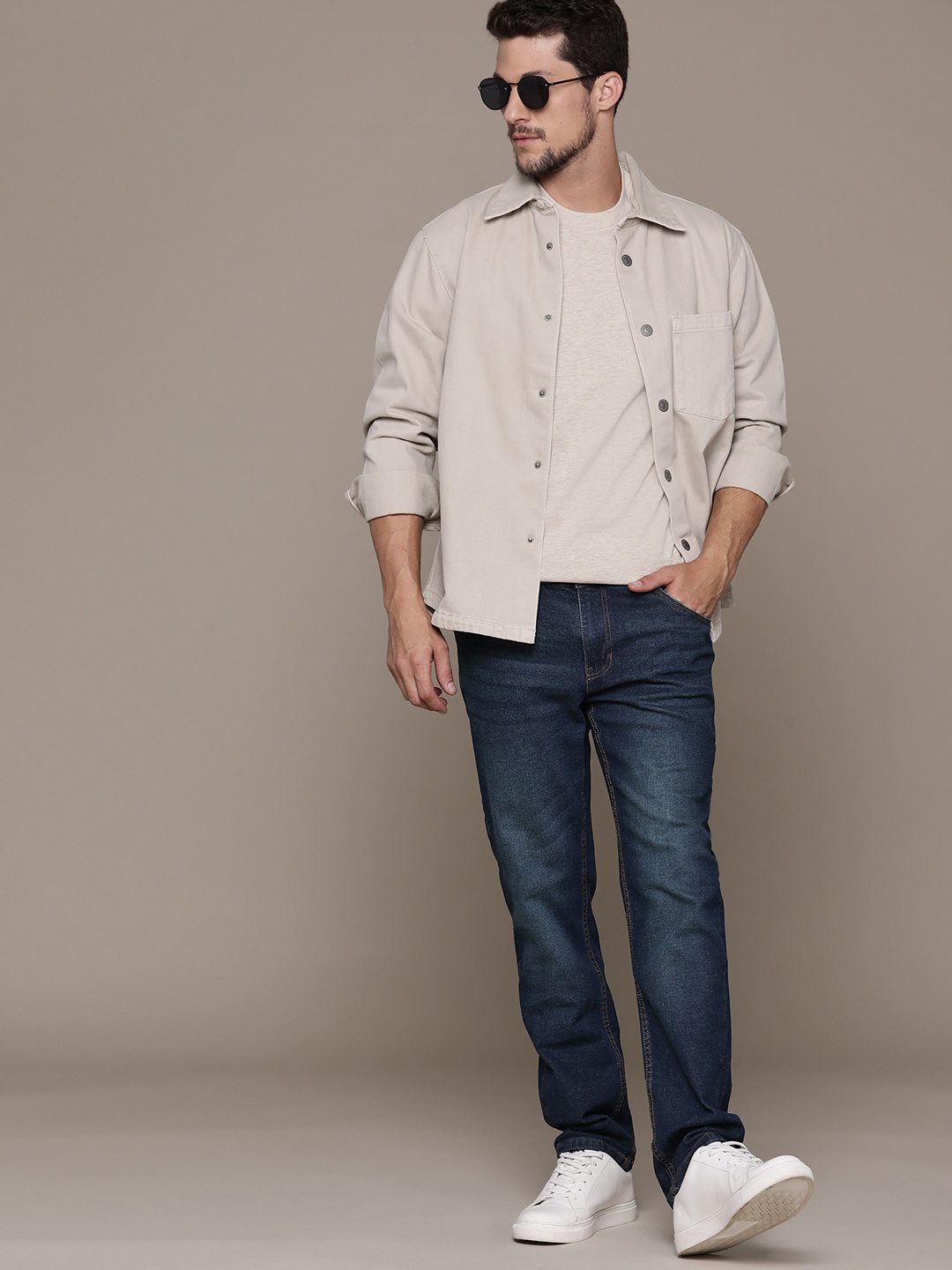 

The Roadster Lifestyle Co. Men Light Fade Stretchable Slim Fit Jeans, Navy blue