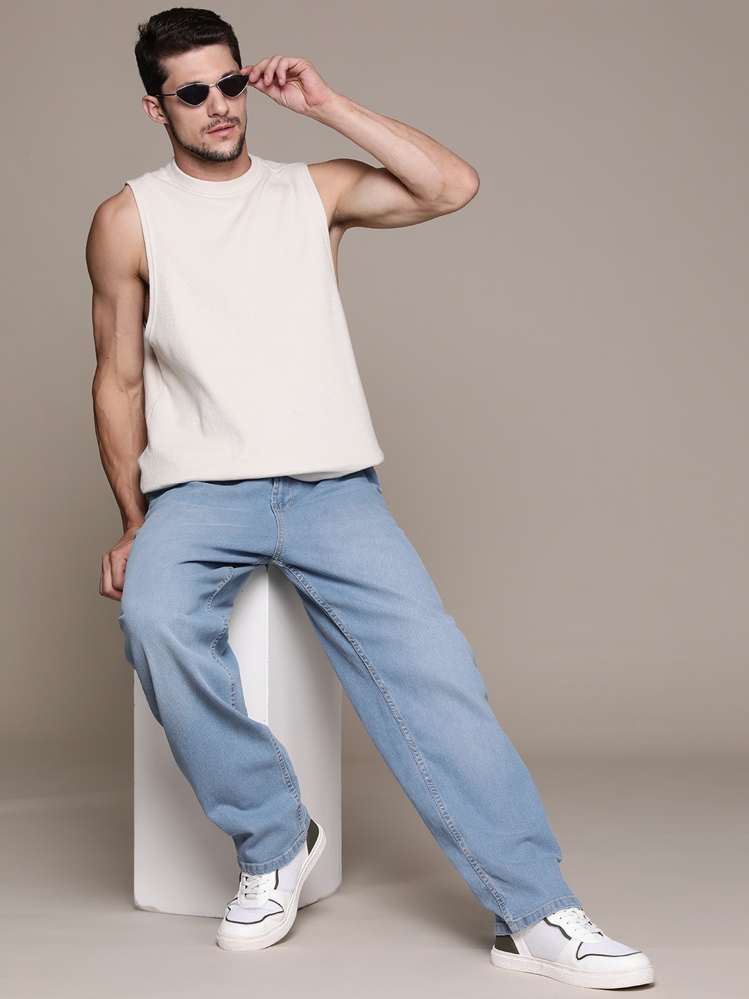 

The Roadster Lifestyle Co. Men Loose Bootcut Low-Rise Light Fade Jeans, Blue