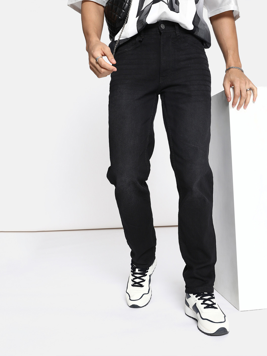 

The Roadster Lifestyle Co. Men Straight Fit Light Fade Stretchable Jeans, Black