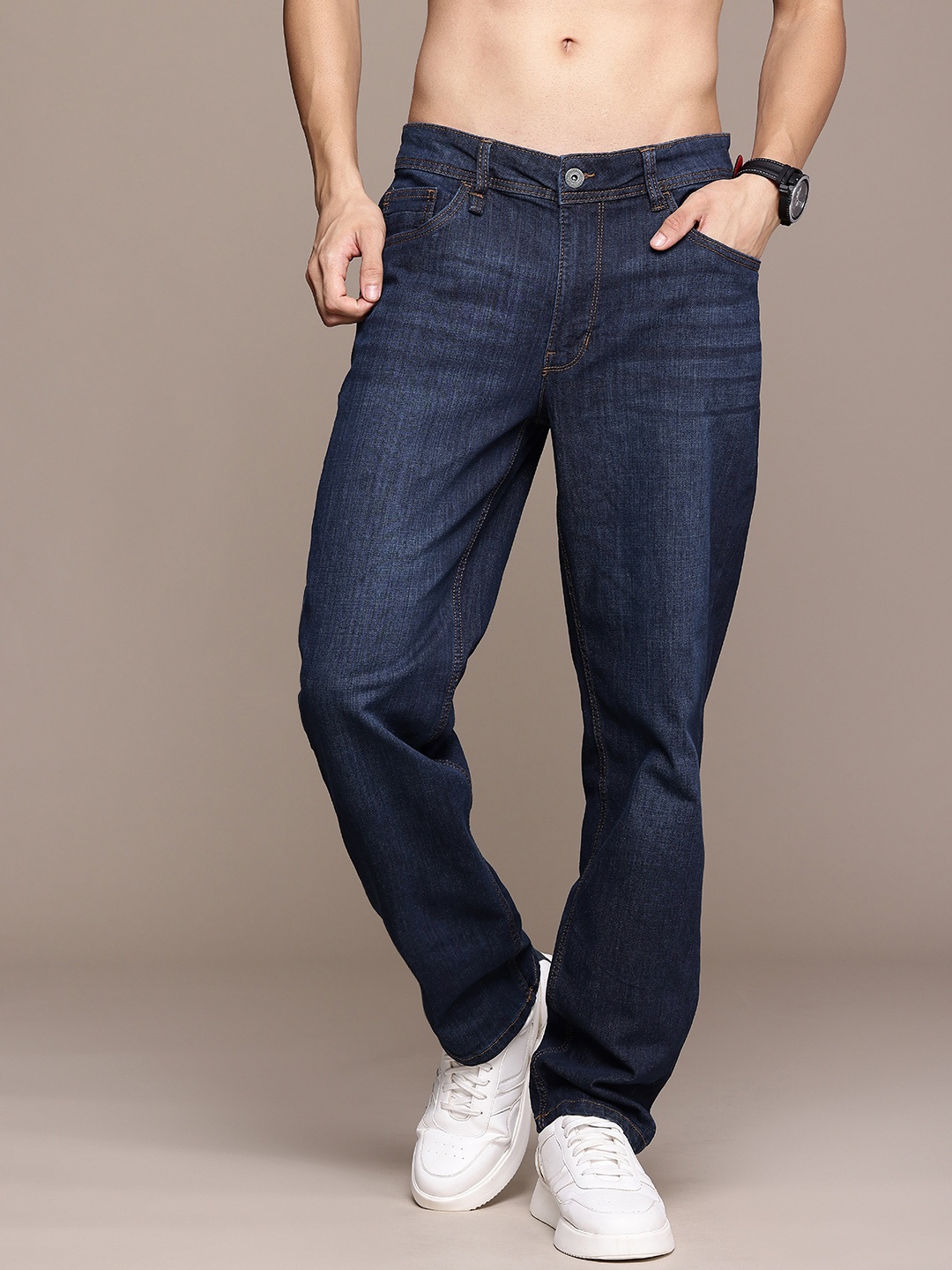 

The Roadster Life Co. Men Relaxed Fit Light Fade Stretchable Jeans, Blue