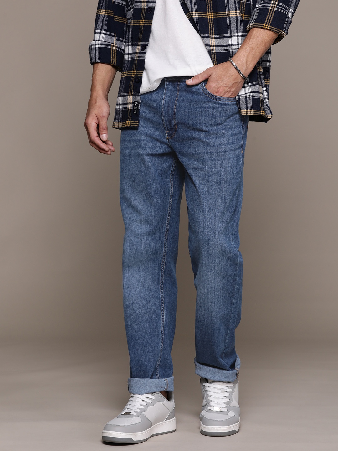 

The Roadster Lifestyle Co. Men Relaxed Fit Light Fade Jeans, Navy blue