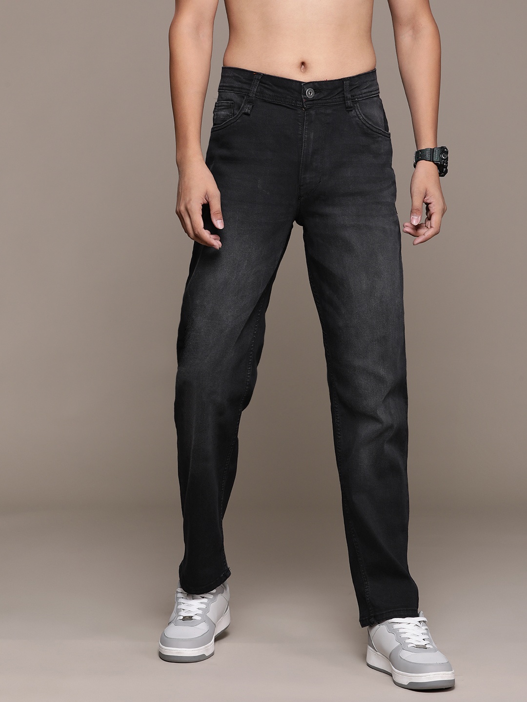 

Roadster The Lifestyle Co. Men Relaxed Fit Light Fade Stretchable Jeans, Black