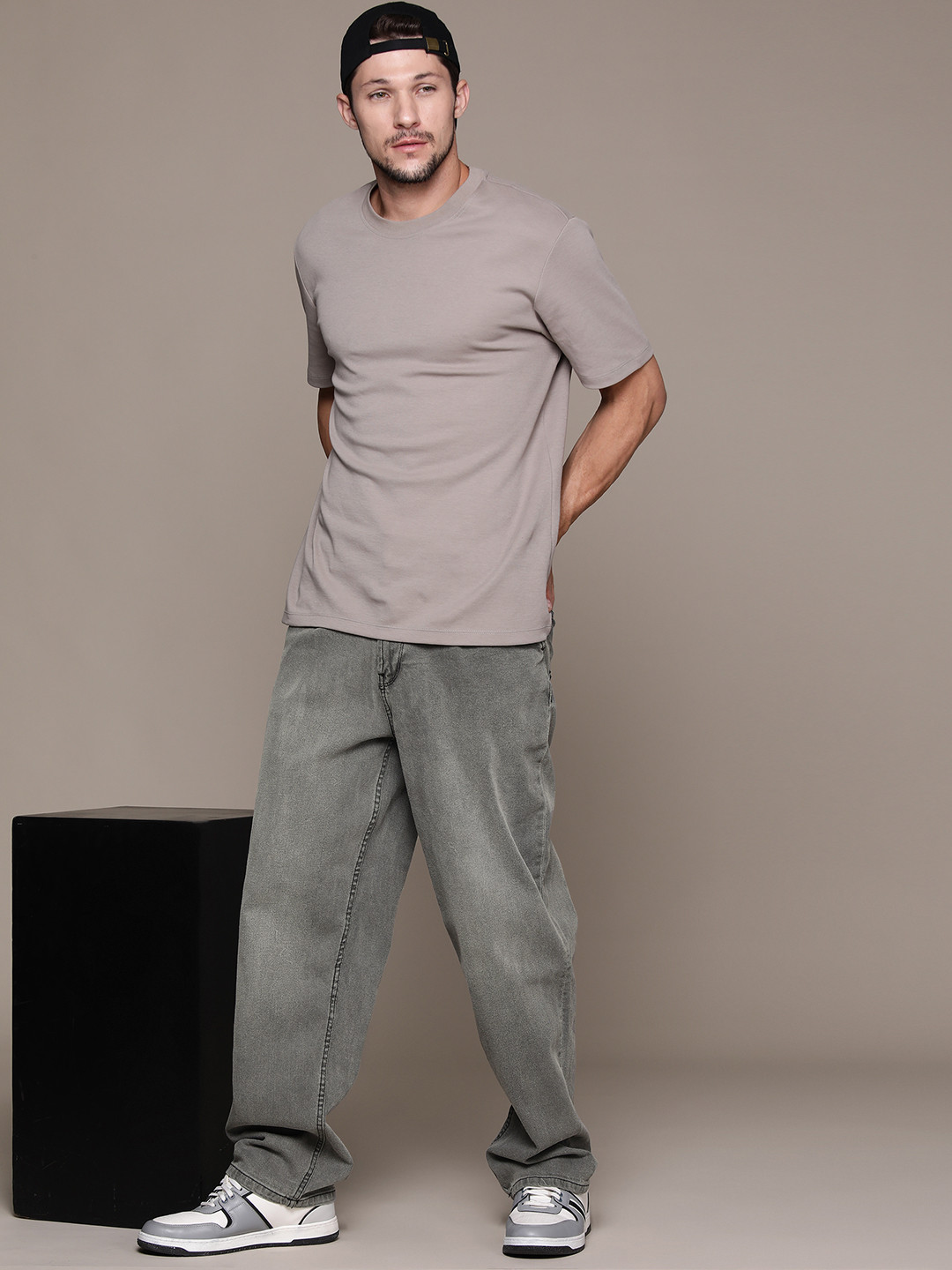 

The Roadster Lifestyle Co. Men Loose Fit Jeans, Grey