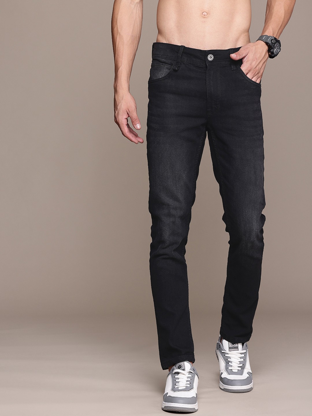 

The Roadster Life Co. Men Slim Fit Light Fade Stretchable Jeans, Black