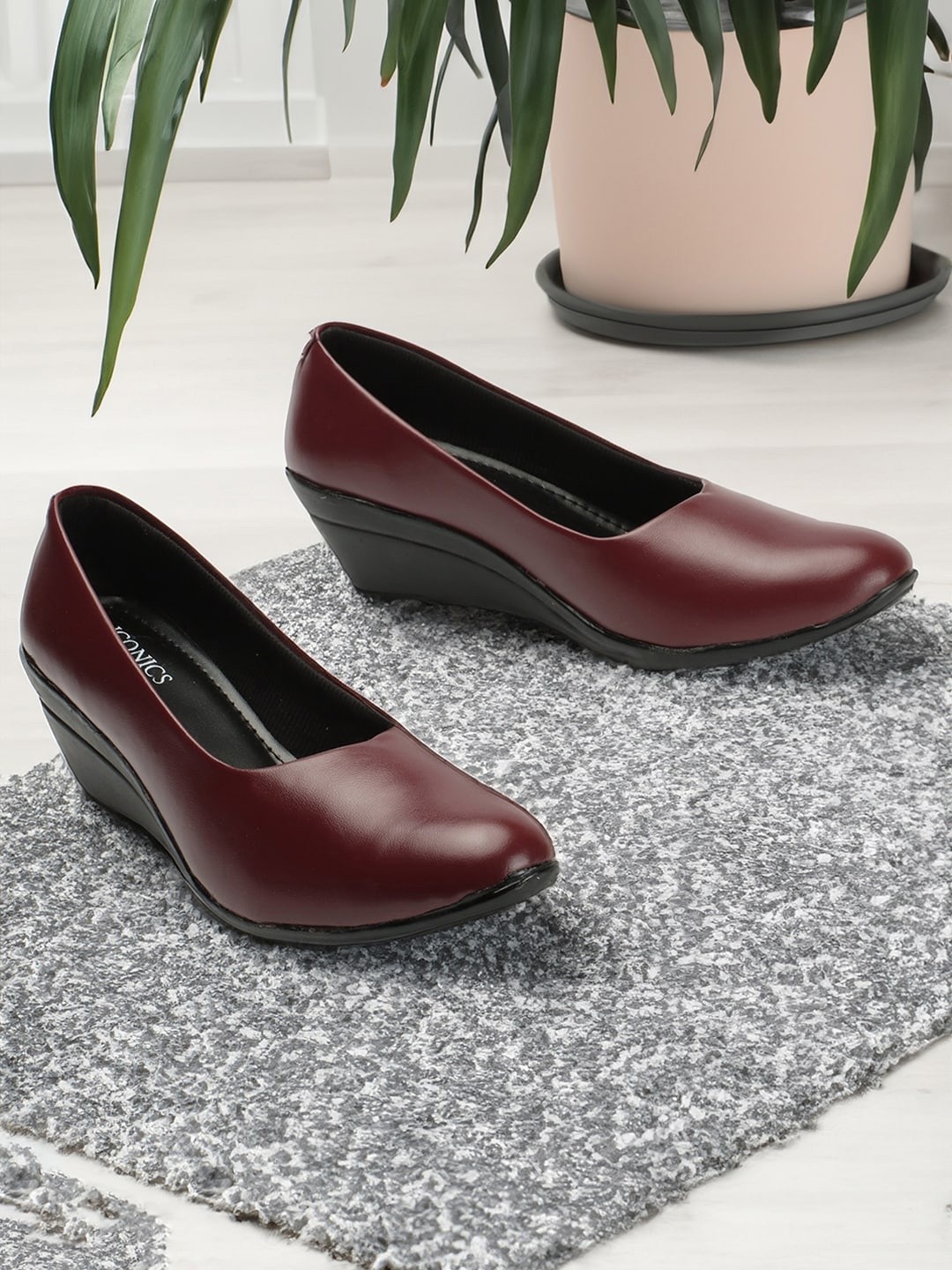 

ICONICS Closed Back Wedge Pumps, Brown