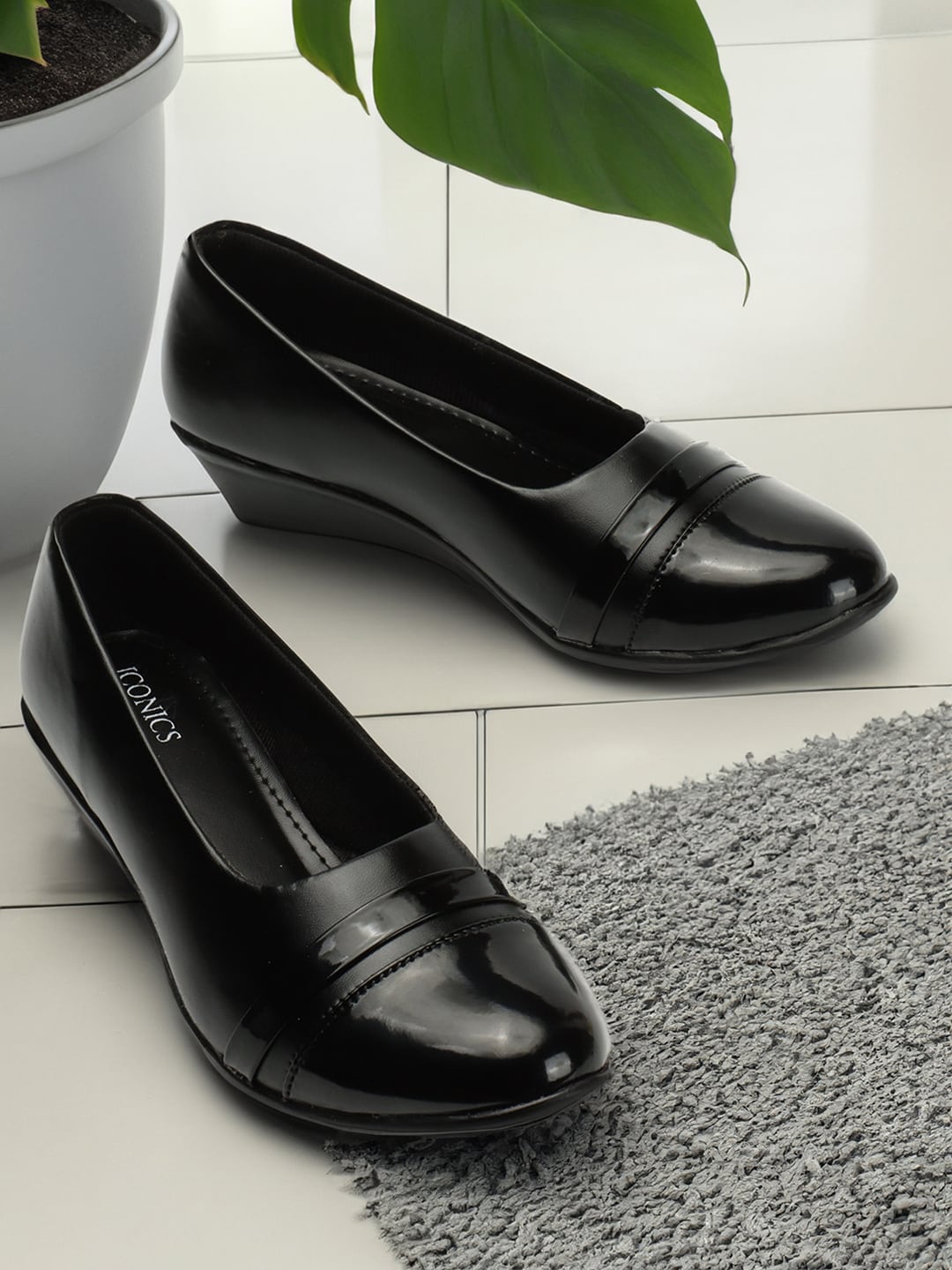 

ICONICS Closed Back Wedge Pumps, Black
