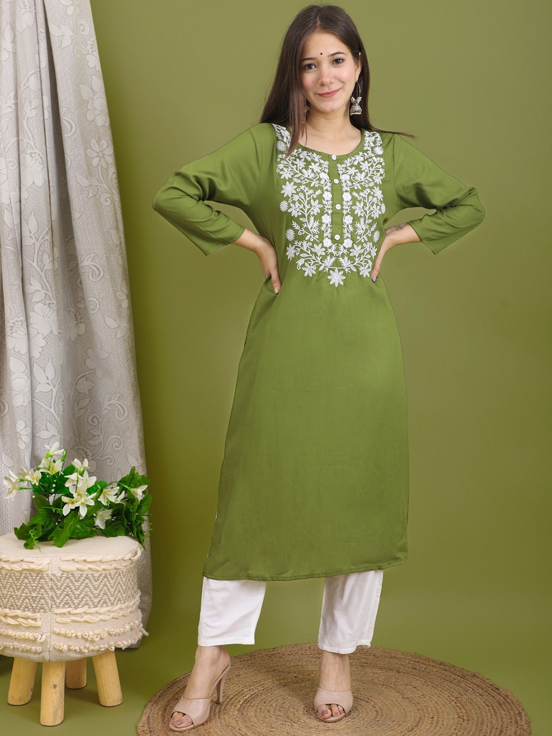 

R RANAK CREATION Floral Yoke Thread Work Straight Kurta, Green