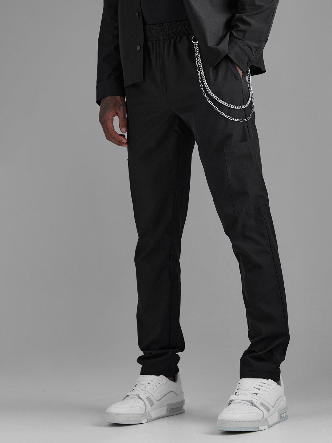 

boohooMAN Skinny Fit High-Rise Cargos Trousers With Chain, Black